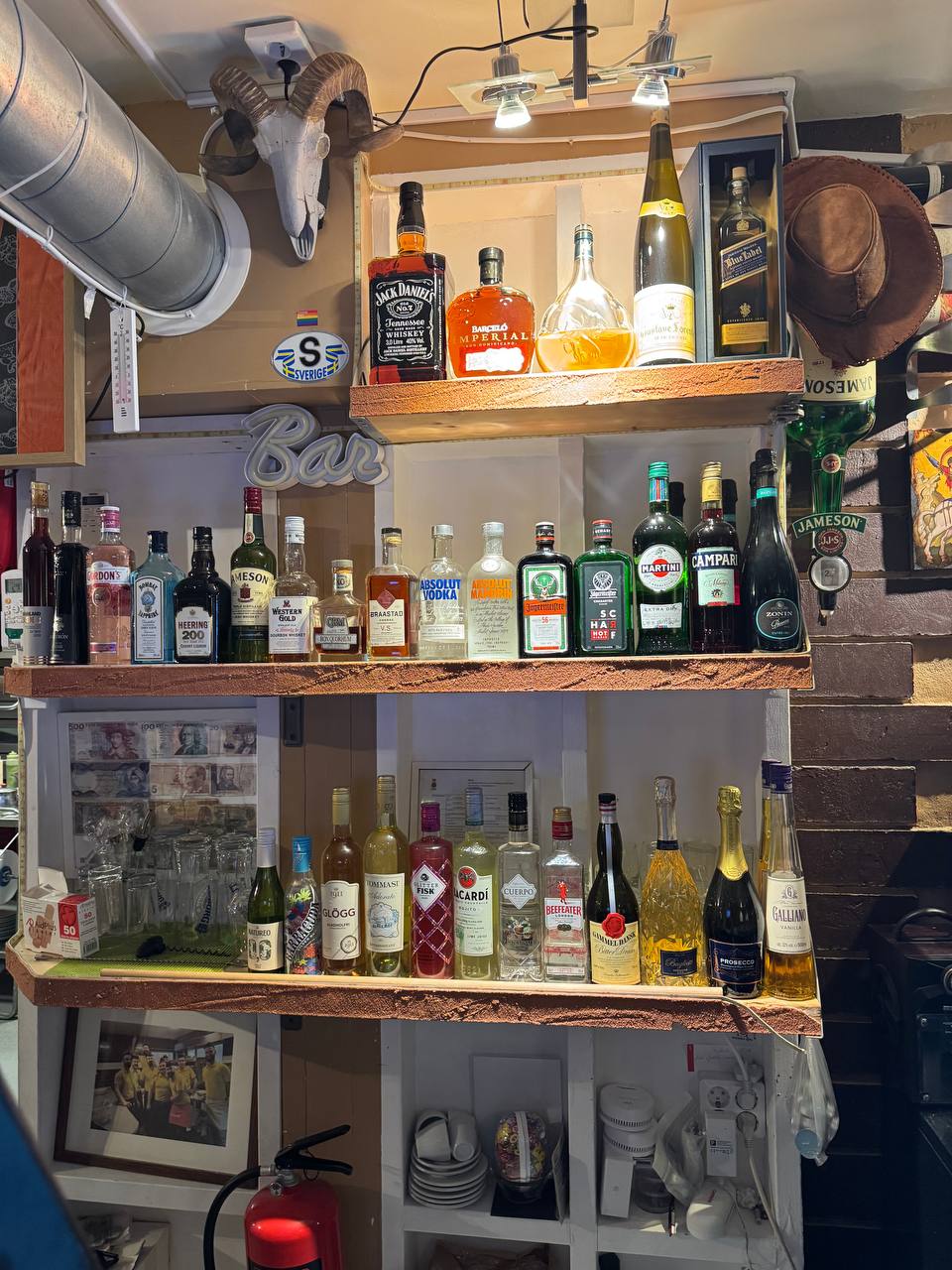 Dryckeshyllan i baren på Gröna Huset