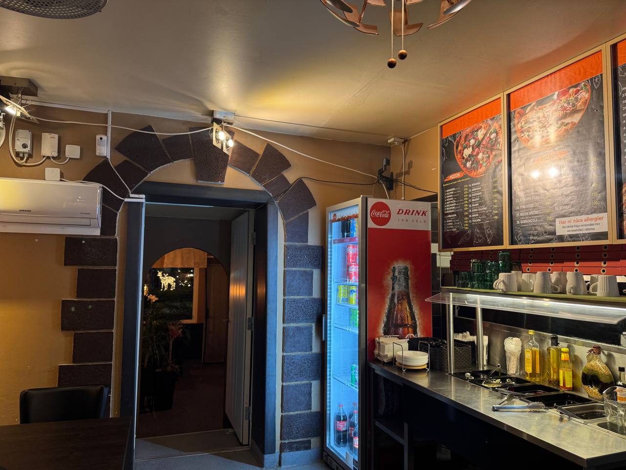 Köksområdet med dekorativ båge i Gröna Huset