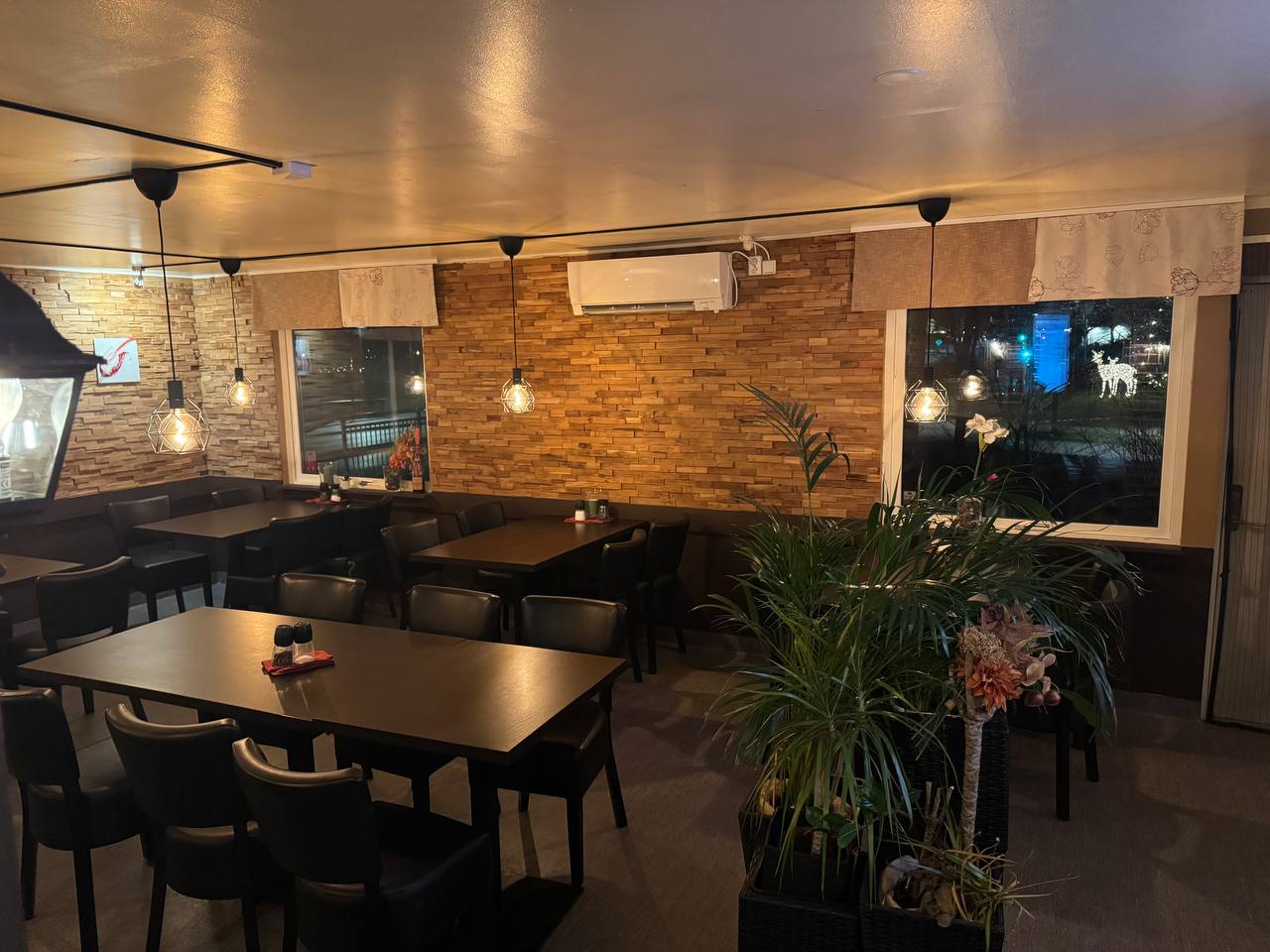 Matsalen i Gröna Huset med växter och trävägg